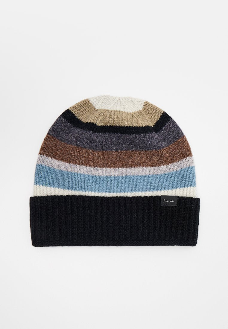 Gestrickte Mütze mit abwechselnden Streifen in Beige, Braun, Blau, Grau und Schwarz, mit einem gerippten schwarzen Umschlag und einem Etikett-Akzent.