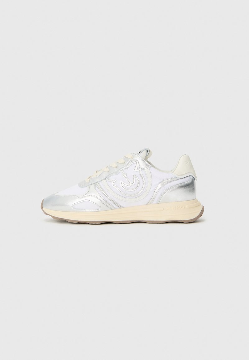 Weiße Sneaker mit silberfarbenen metallischen Akzenten, strukturiertem Design, Schnürverschluss und einer beigen Gummisohle. Markenname "PINKO" an der Ferse.