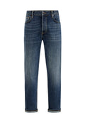 Dunkelblaue Jeans aus Denim mit gerader Beinform, ausgestattet mit einem klassischen Taillenbund, Gürtelschlaufen und umgeschlagenen Beinabschlüssen. Leichte Verwaschungen und dezente Nähte.