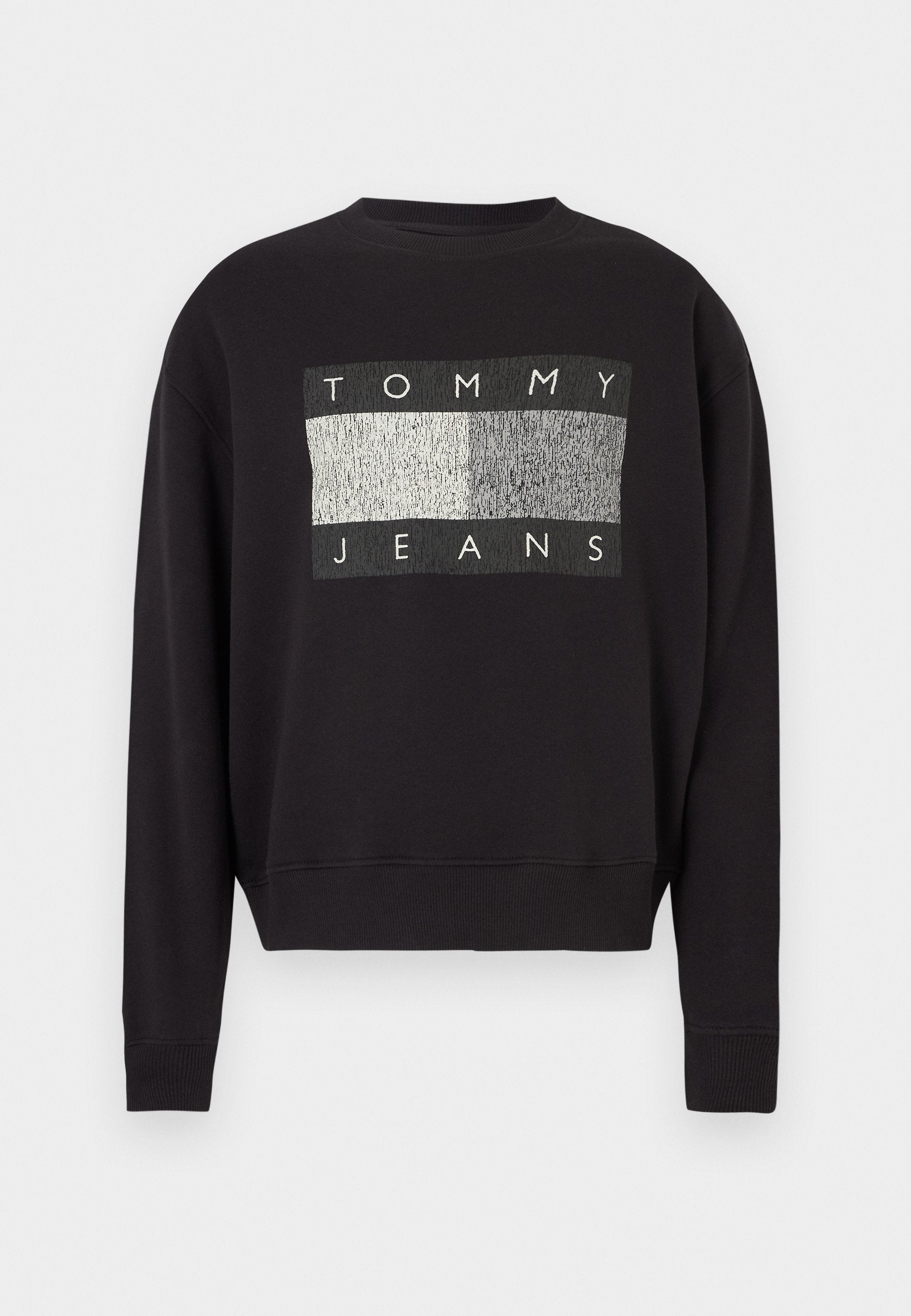 Schwarzer Sweatshirt mit Rundhalsausschnitt, gerippten Bündchen und Saum, mit einem strukturierten grauen und weißen Rechteck und dem Schriftzug "TOMMY JEANS" auf der Brust.
