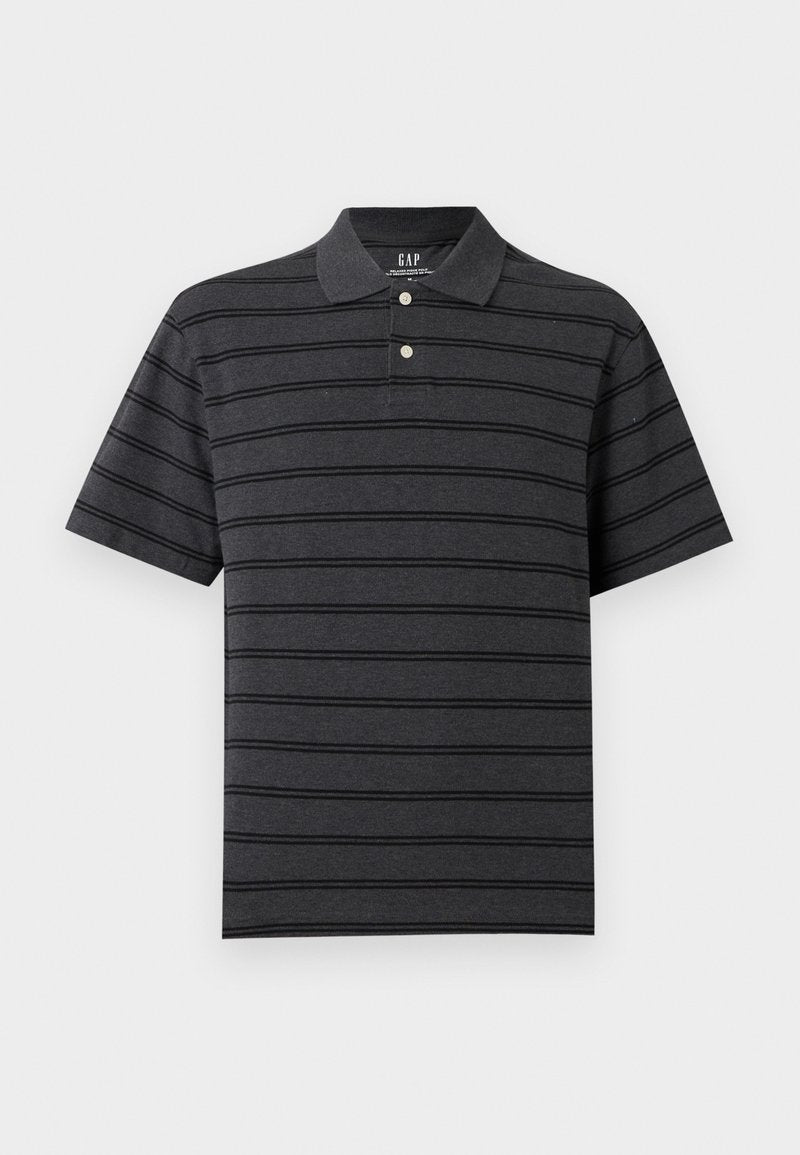 Dunkelgraues Polohemd mit kurzen Ärmeln und schwarzen horizontalen Streifen, zwei weißen Knöpfen am Kragen und klassischem Kragendesign.