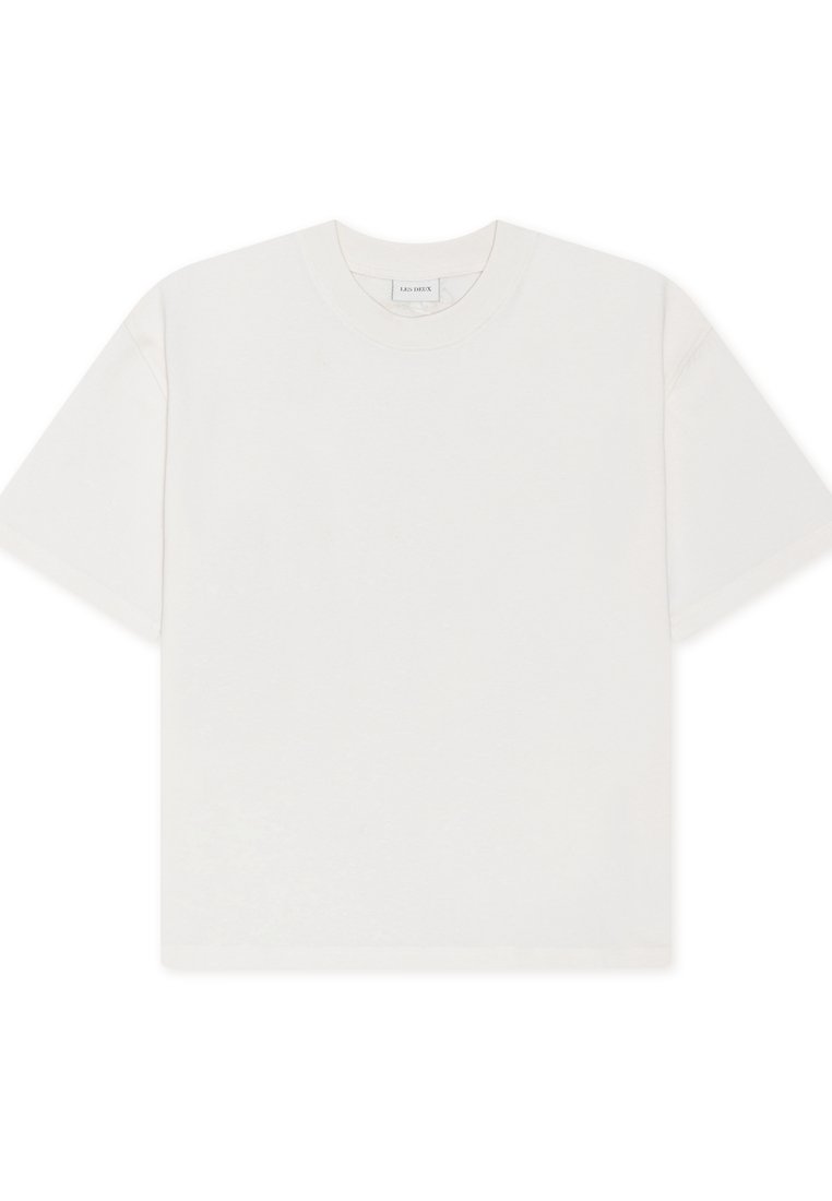 Weißes Baumwoll-T-Shirt mit Rundhalsausschnitt, kurzen Ärmeln und lockerem Schnitt. Glatte Textur ohne auffällige Muster oder Applikationen.