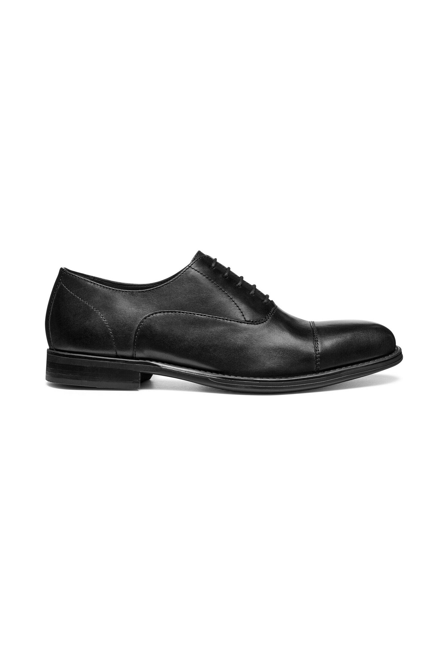 Schwarzer Lederschuh mit runder Zehenpartie, glatter Oberfläche, fünf Ösen für Schnürsenkel und einem niedrigen, gestapelten Absatz. Sauberes, minimalistisches Design.