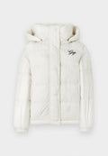 Weiße Steppjacke mit Kapuze, mit abgesteppten Feldern, elastischen Bündchen und schwarzem "Gap"-Logo auf der linken Brust. Glatte, glänzende Textur.