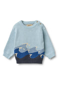 Hellblauer Strickpullover mit Wellenmuster in Blau- und Beigetönen, mit Rundhalsausschnitt und zwei Holzknöpfen an der Schulter.