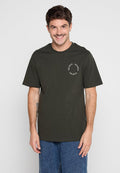 Dunkelgrünes Baumwoll-T-Shirt mit Rundhalsausschnitt und kurzen Ärmeln. Mit einem weißen, runden Logo-Druck im linken Brustbereich.