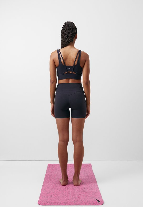 Nike Performance ZENVY