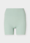Nahtlose, hoch taillierte Biker-Shorts in pastellgrün mit mid-thigh Länge und glatter Stofftextur.