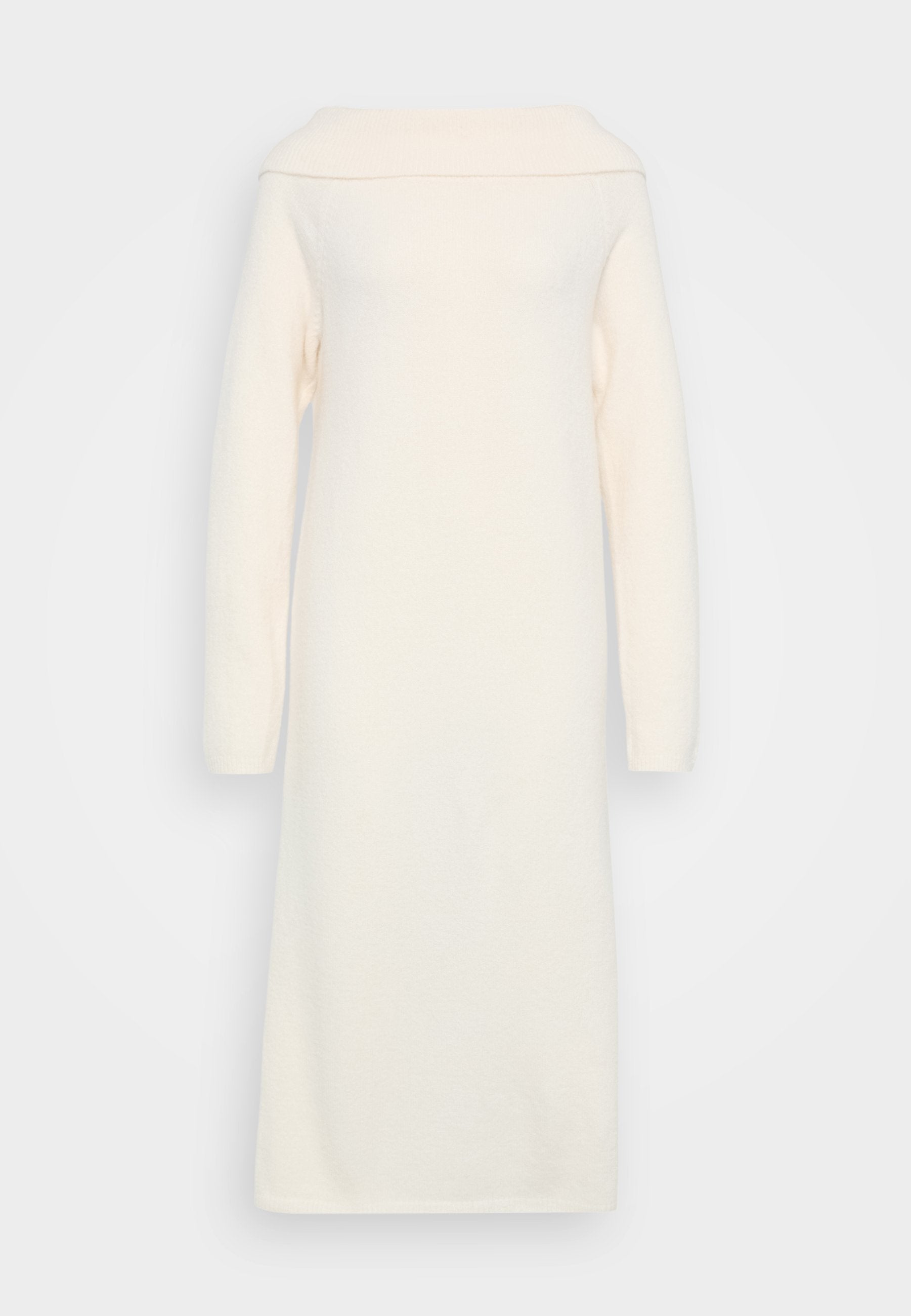 Strickkleid aus weichem Creme-Stoff, mit schulterfreiem Ausschnitt, langen Ärmeln und einer geraden Silhouette, die unterhalb des Knies endet.