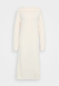 Strickkleid aus weichem Creme-Stoff, mit schulterfreiem Ausschnitt, langen Ärmeln und einer geraden Silhouette, die unterhalb des Knies endet.
