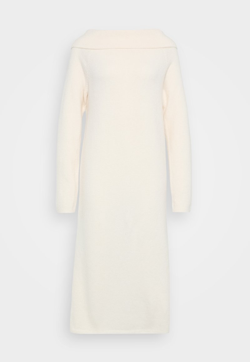 Strickkleid aus weichem Creme-Stoff, mit schulterfreiem Ausschnitt, langen Ärmeln und einer geraden Silhouette, die unterhalb des Knies endet.