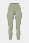 Hochtaillierte, figurbetonte Leggings aus einem weichen olivgrünen Stoff. Glatte Textur mit verstärkten Nähten und ohne sichtbare Muster oder Akzente.