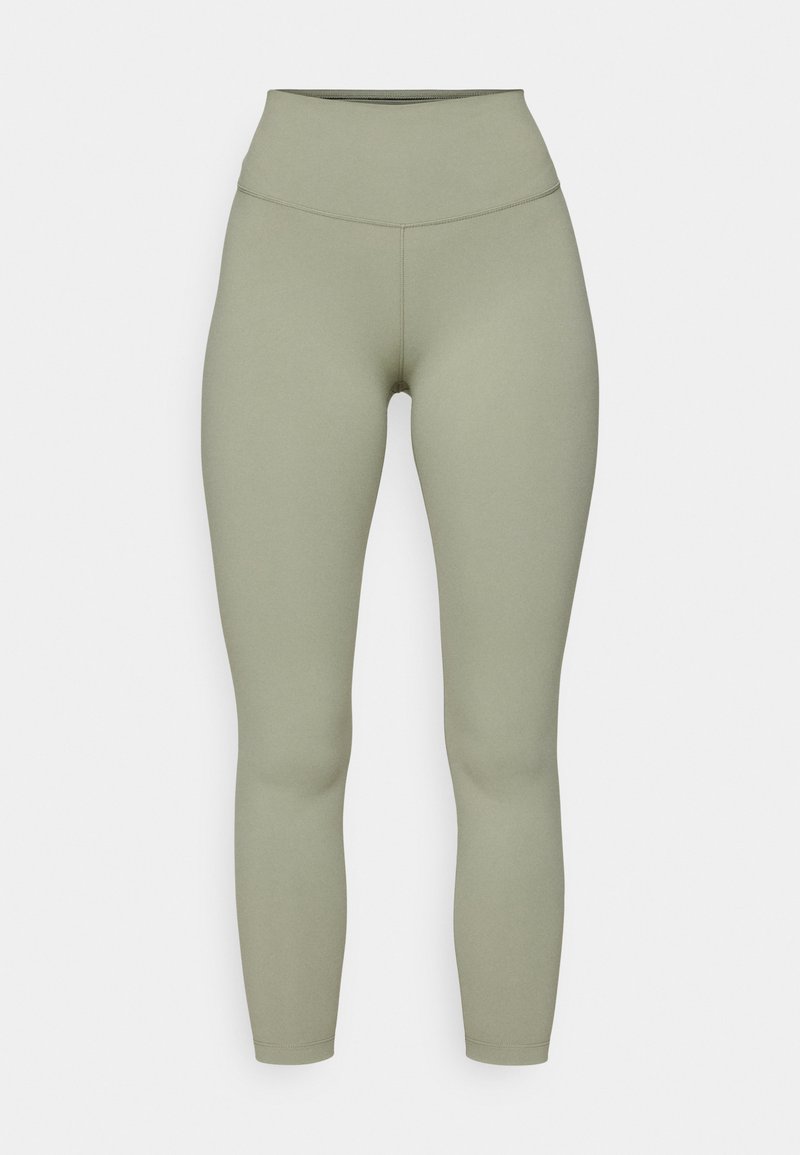 Hochtaillierte, figurbetonte Leggings aus einem weichen olivgrünen Stoff. Glatte Textur mit verstärkten Nähten und ohne sichtbare Muster oder Akzente.