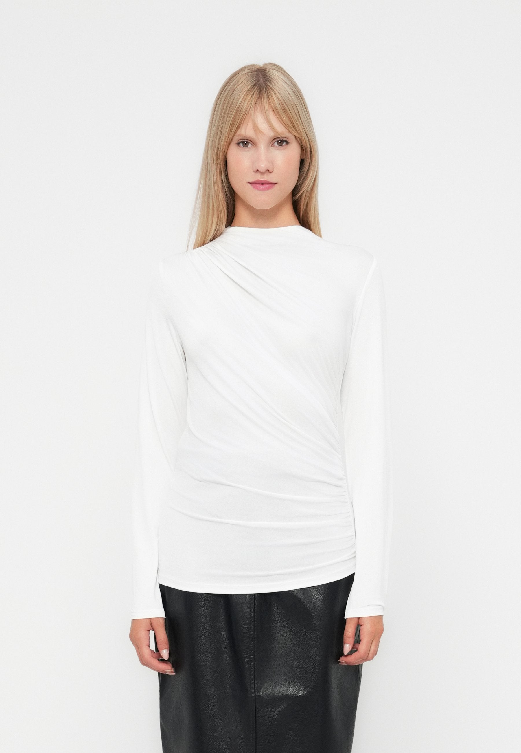 VILA VIZURNA FUNNEL NECK