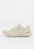 Beiger Sneaker mit Mesh-Einsätzen, Schnürverschluss, gepolsterter Sohle und Skechers-Logo an der Seite und Zunge, entworfen für Komfort und Unterstützung.