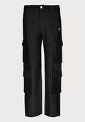 Schwarze Cargo-Hosen mit lockerer Passform, mehreren Seitentaschen, einem Knopfverschluss und einer glatten Stofftextur.