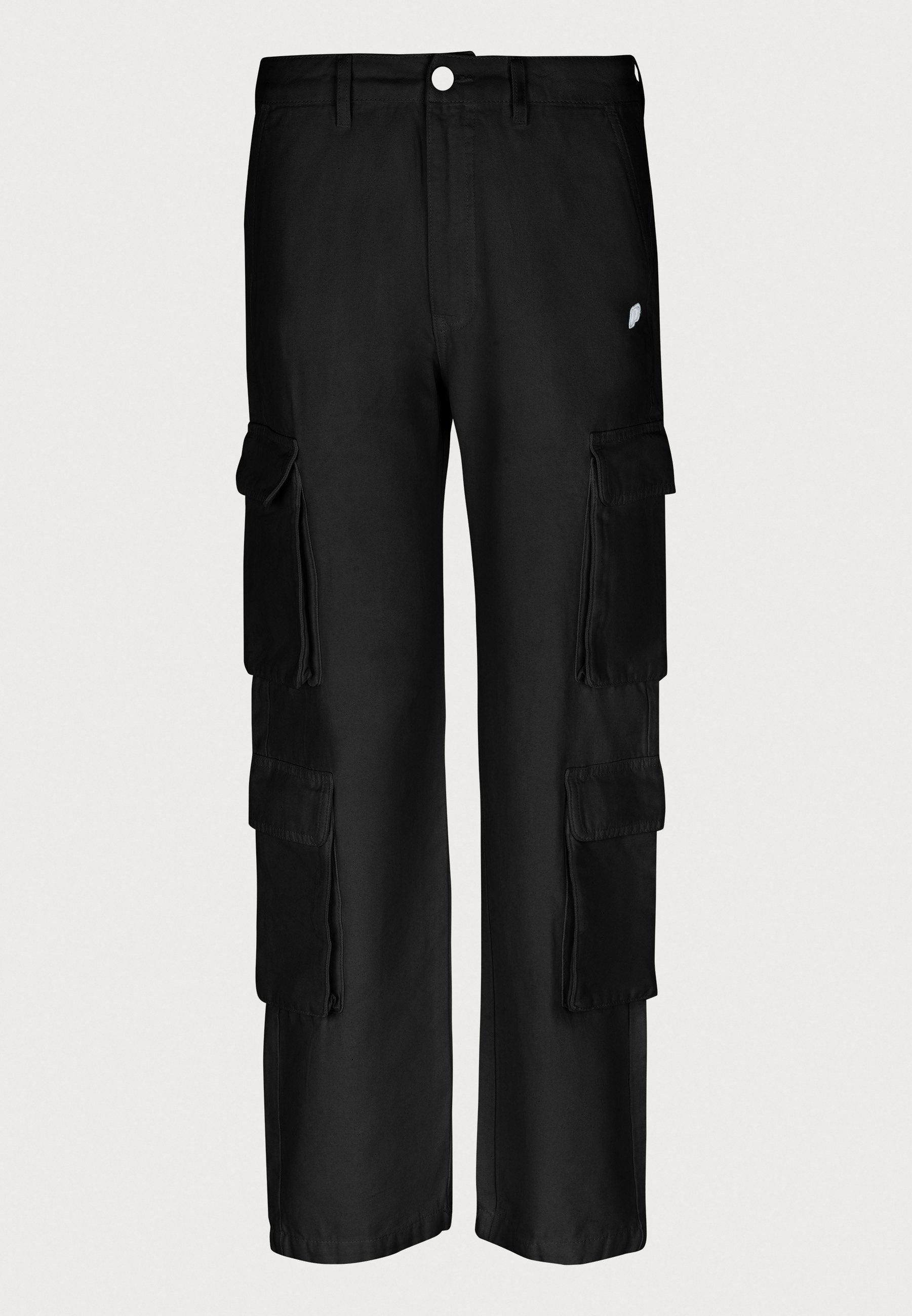 Schwarze Cargo-Hosen mit lockerer Passform, mehreren Seitentaschen, einem Knopfverschluss und einer glatten Stofftextur.