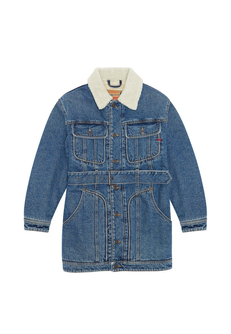 Jeansjacke mit Schaffellkragen, ausgestattet mit Vorderaschetten, einem taillierten Bund und einem Knopfverschluss. Überwiegend blau mit kontrastierenden Nähten.