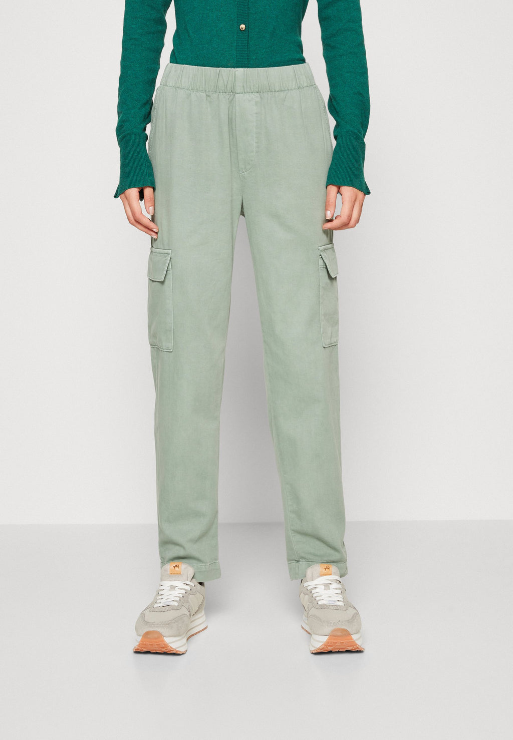 GAP BROKEN PULL ON PANT