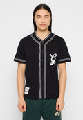 Schwarzes Kurzarmtrikot mit weißen Akzenten, Knopfverschluss vorne und einem "G"-Logo auf der linken Brust. Es hat einen runden Kragen und ein Seitenschild.