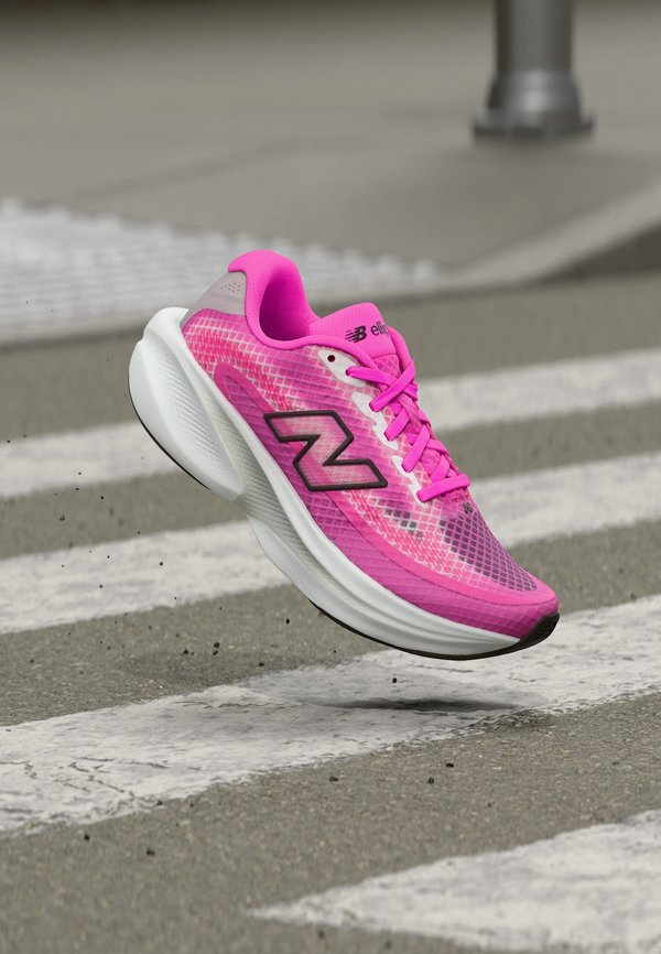 New Balance ELLIPSE V1 - Road running shoes - pink heat