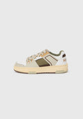 Sneaker mit einem Obermaterial in Weiß, Beige und Oliv, das Mesh-Einsätze, orangefarbene Akzente, strukturierte Sohlen und ein auffälliges Logo an der Ferse aufweist.