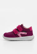 Lila-pinker Kindersneaker mit zwei Klettverschlüssen, profilierter Sohle und Sympatex wasserdichtem Label an der Seite.