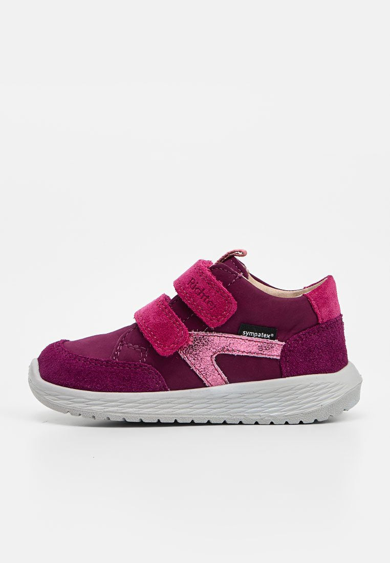 Lila-pinker Kindersneaker mit zwei Klettverschlüssen, profilierter Sohle und Sympatex wasserdichtem Label an der Seite.
