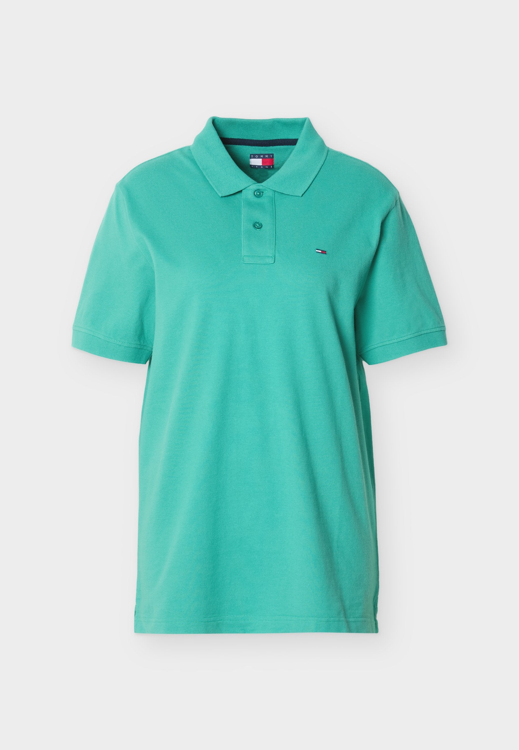 Mintgrünes Polohemd mit kurzen Ärmeln, Kragen, zwei Knöpfen und kleinem Tommy Hilfiger Logo auf der linken Brust.