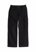 Schwarze Cargo-Hosen aus leichtem Material, mit weitem Bein, Fronttaschen und zwei großen seitlichen Cargo-Taschen.