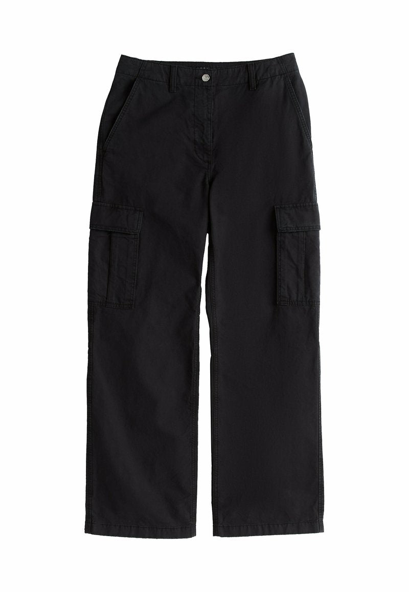 Schwarze Cargo-Hosen aus leichtem Material, mit weitem Bein, Fronttaschen und zwei großen seitlichen Cargo-Taschen.