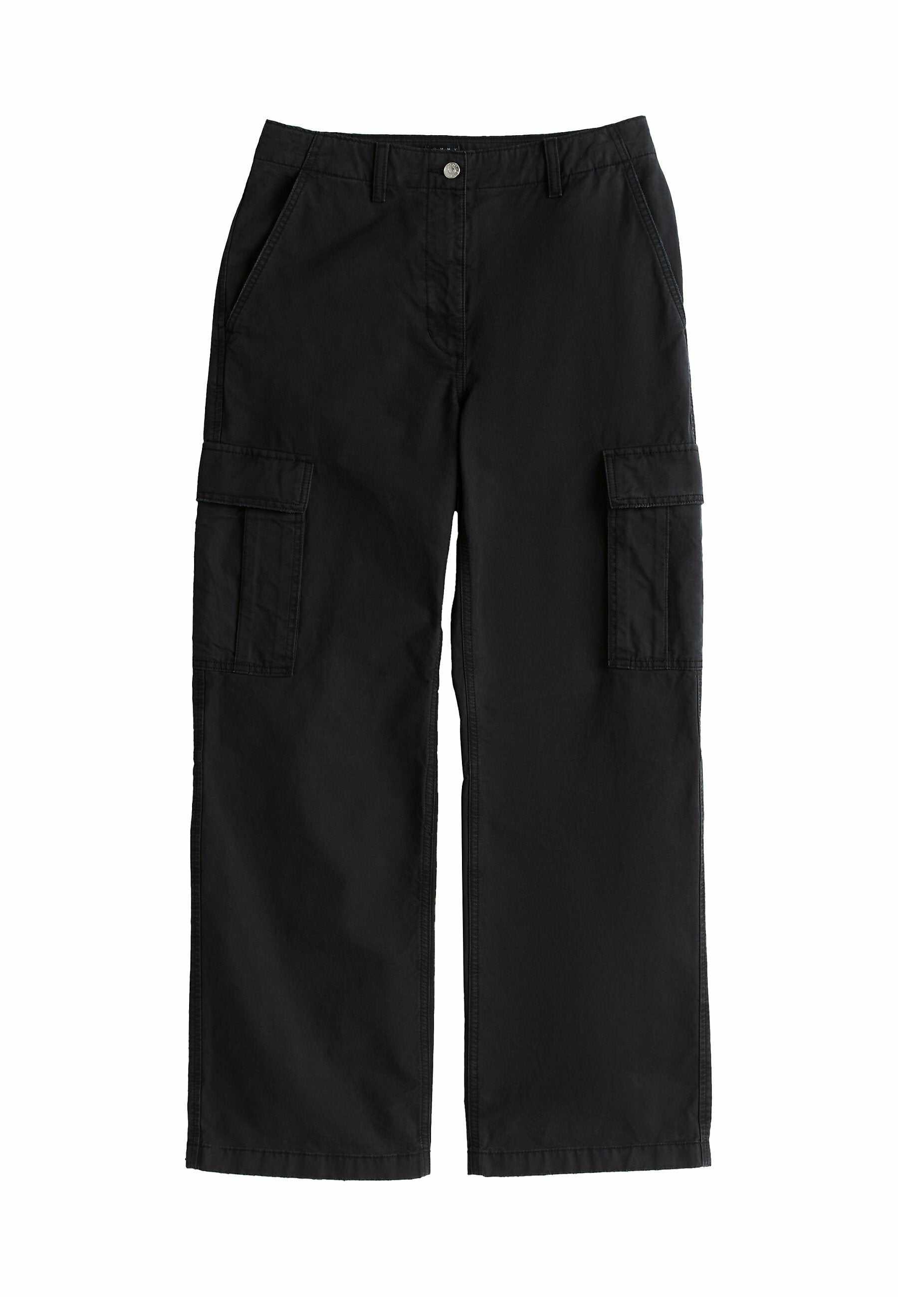 Schwarze Cargo-Hosen aus leichtem Material, mit weitem Bein, Fronttaschen und zwei großen seitlichen Cargo-Taschen.