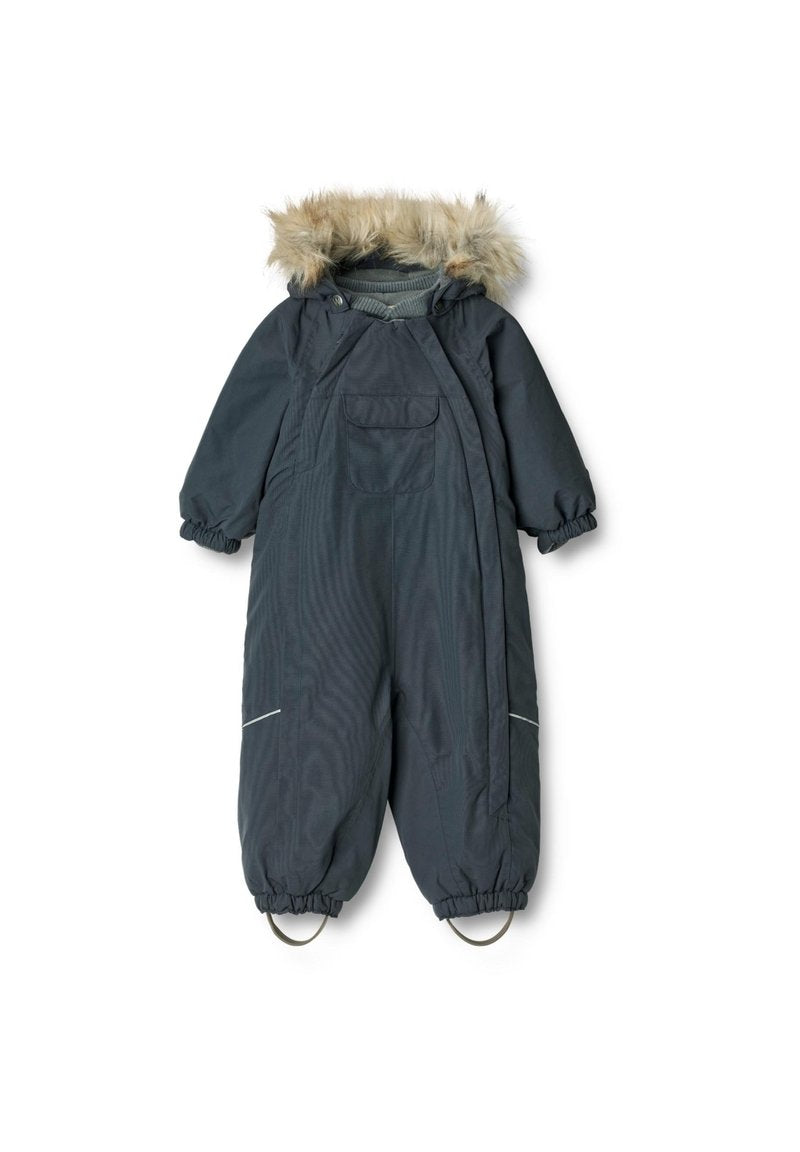 Dunkelgrauer Schneeanzug mit fellgefütterter Kapuze, elastischen Bündchen und zwei Seitentaschen. Verfügt über reflektierende Akzente an der Vorderseite und Hakenösen am Saum.