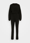 Schwarzer Jumpsuit mit V-Ausschnitt und langen Ärmeln, der eine taillierte Taille und gerade Beine hat. Hergestellt aus einem glatten, dehnbaren Stoff.
