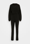 Schwarzer Jumpsuit mit V-Ausschnitt und langen Ärmeln, der eine taillierte Taille und gerade Beine hat. Hergestellt aus einem glatten, dehnbaren Stoff.