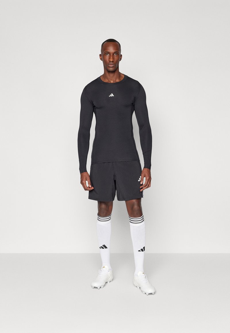 TECHFIT LONGSLEEVE T-SHIRT MEN Media 1