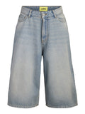Hellblaue Jeans-Knielange Shorts mit Knopf vorne, Reißverschluss, Gürtelschlaufen und gelbem JJXX-Label am Bund.