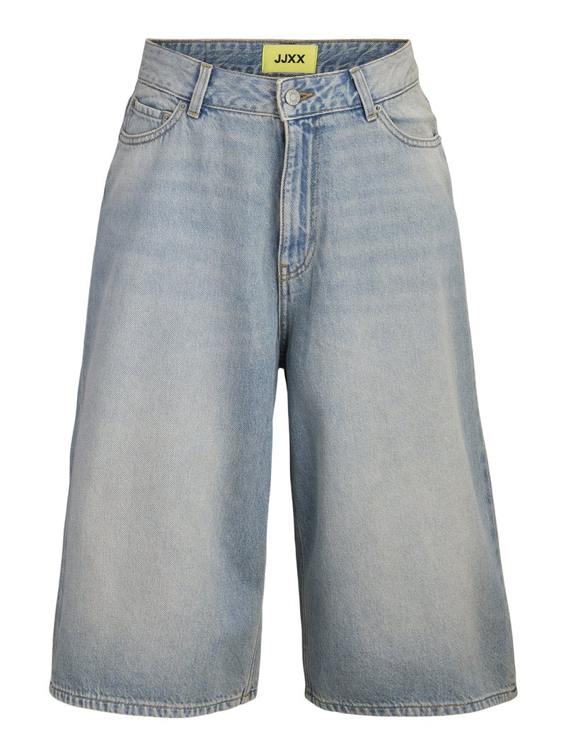 Hellblaue Jeans-Knielange Shorts mit Knopf vorne, Reißverschluss, Gürtelschlaufen und gelbem JJXX-Label am Bund.