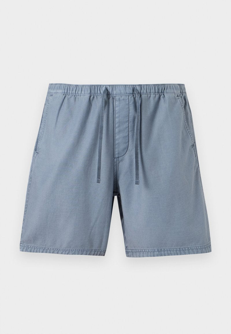 Helle blaue Badehosen mit einem elastischen Bund und Kordelzug, Seitentaschen und einem glatten, strukturierten Stoff.