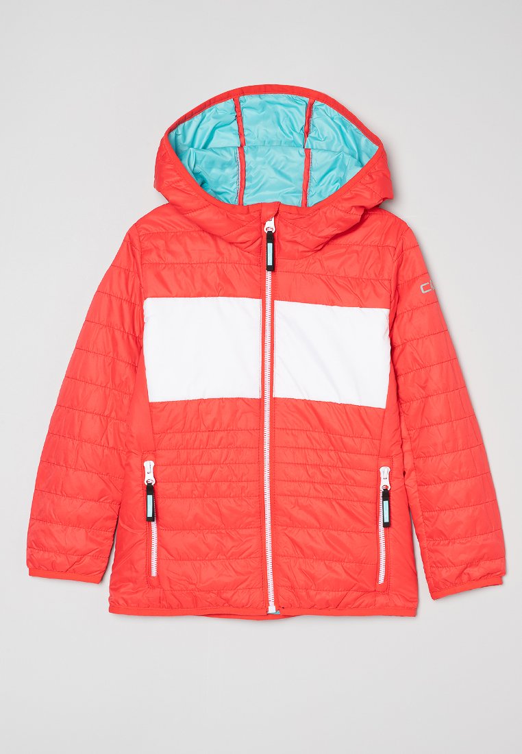 Rote Pufferjacke mit Kapuze, ausgestattet mit einem weißen Bruststreifen, seitlichen Reißverschlusstaschen und einer blauen Innenauskleidung. Strukturierter, gestepptes Material.