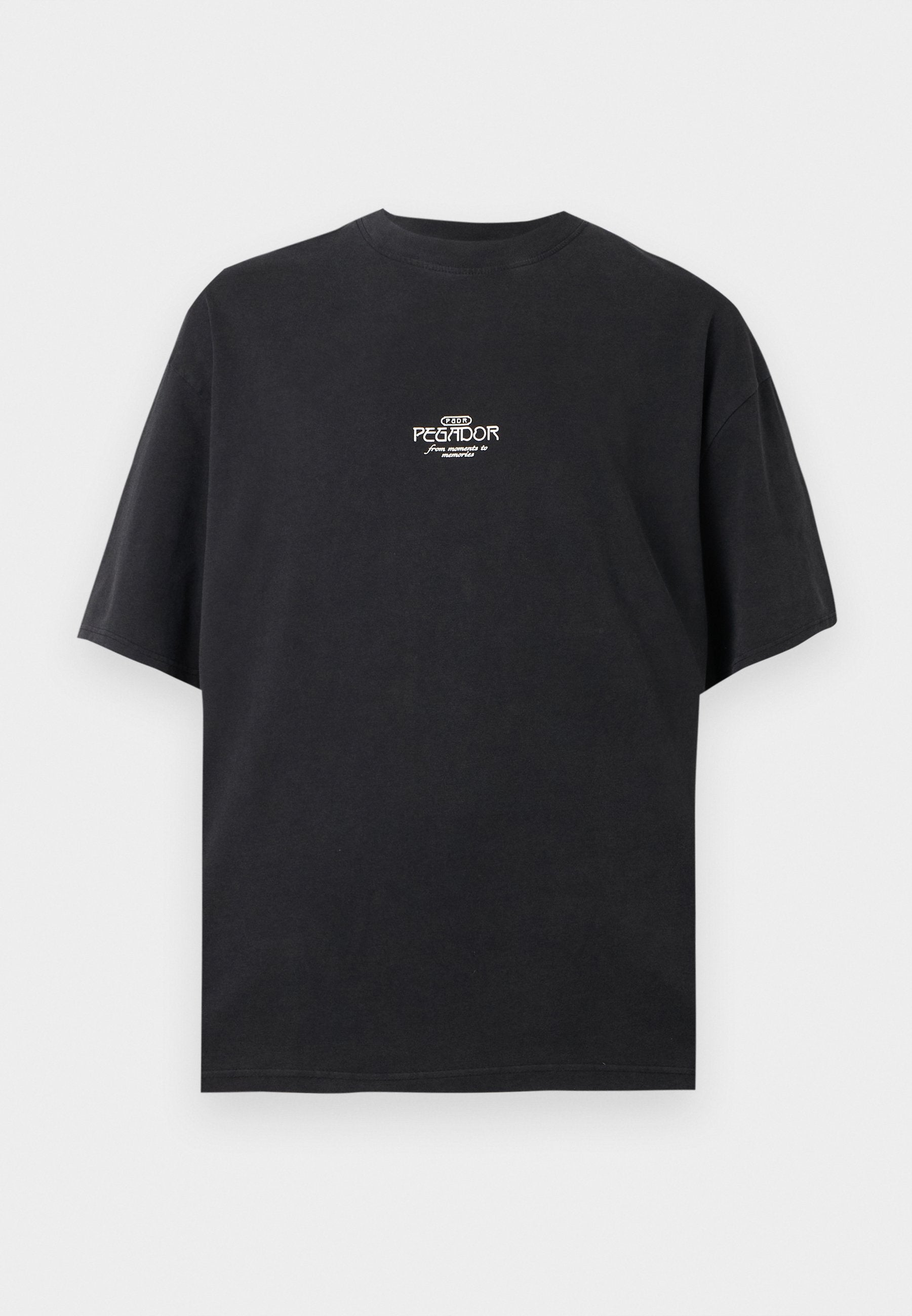 Schwarzes T-Shirt mit kurzen Ärmeln und Rundhalsausschnitt mit kleinem weißen Text "Pegador" zentriert auf der Brust vor einfarbigem Hintergrund.
