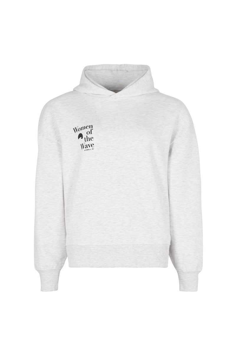 Grauer Pullover-Hoodie aus weichem Material mit einer Fronttasche. Verfügt über einen schwarzen Schriftzug "Women of the Wave" auf der linken Brust.