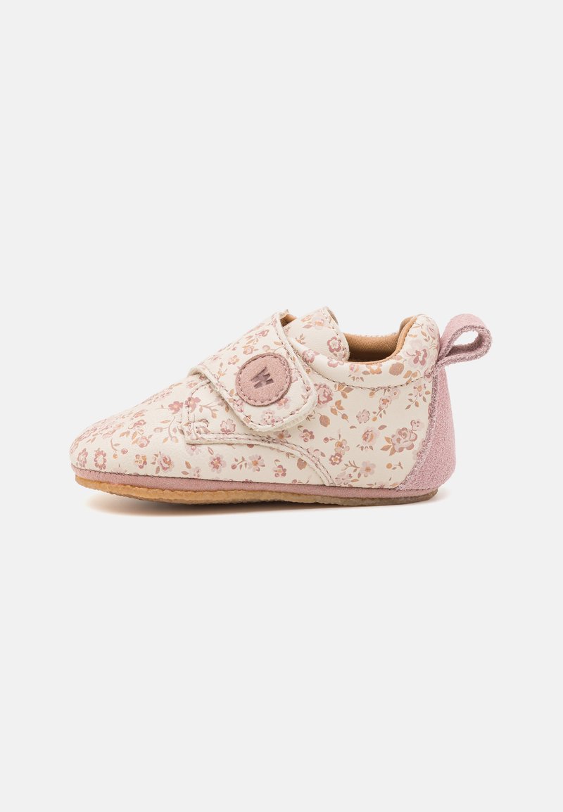 Blumenmuster Baby Schuhe in Creme und Pink. Weicher Stoff mit einem Klettverschluss und strukturierten Wildledereinsätzen. Abgerundete Form mit einer kleinen Schlaufe.