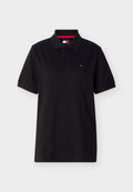 Schwarzes Polohemd mit kurzen Ärmeln, zwei Knöpfen, kleinem Tommy Jeans-Logo auf der Brust und rotem Besatz innen am Kragen.