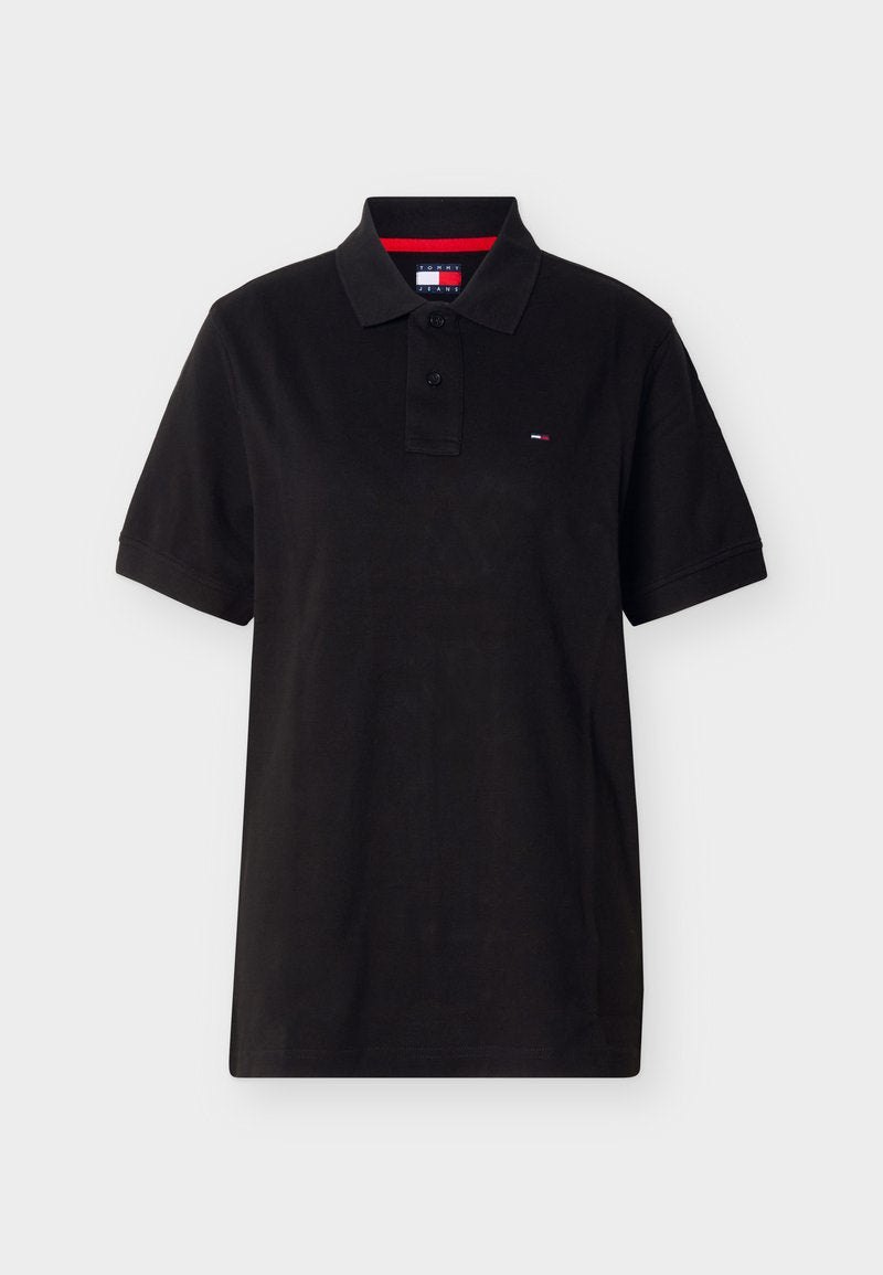 Schwarzes Polohemd mit kurzen Ärmeln, zwei Knöpfen, kleinem Tommy Jeans-Logo auf der Brust und rotem Besatz innen am Kragen.