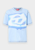 Hellblaues Diesel-T-Shirt mit kurzen Ärmeln, abstraktem weißen und blauen Muster sowie sichtbaren, abgesteppten Nähten an Ärmeln und Saum.