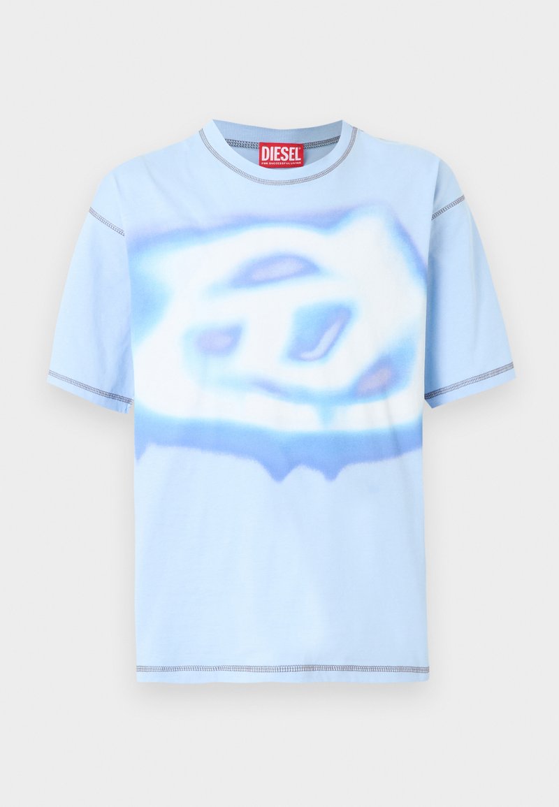 Hellblaues Diesel-T-Shirt mit kurzen Ärmeln, abstraktem weißen und blauen Muster sowie sichtbaren, abgesteppten Nähten an Ärmeln und Saum.