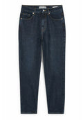 Dunkelblaue Denim-Jeans mit normaler Passform, Fünf-Taschen-Design, sichtbaren Nähten und einem vorderen Knopfverschluss. Glatte Stofftextur.