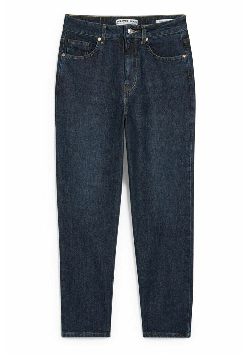 Dunkelblaue Denim-Jeans mit normaler Passform, Fünf-Taschen-Design, sichtbaren Nähten und einem vorderen Knopfverschluss. Glatte Stofftextur.