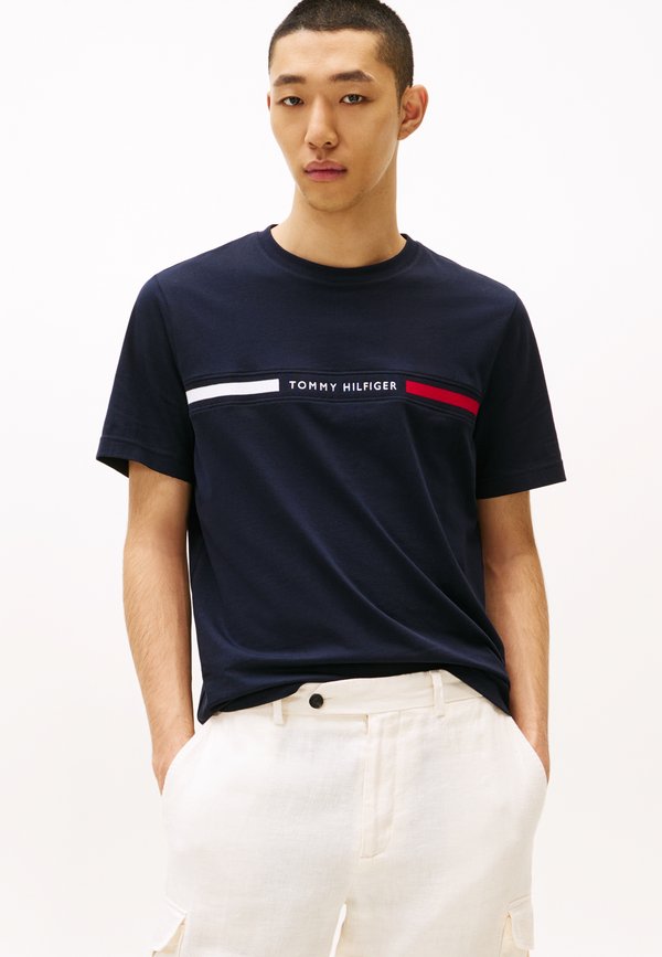 Tommy Hilfiger HILFIGER CHEST INSERT TEE - Print T-shirt - desert sky